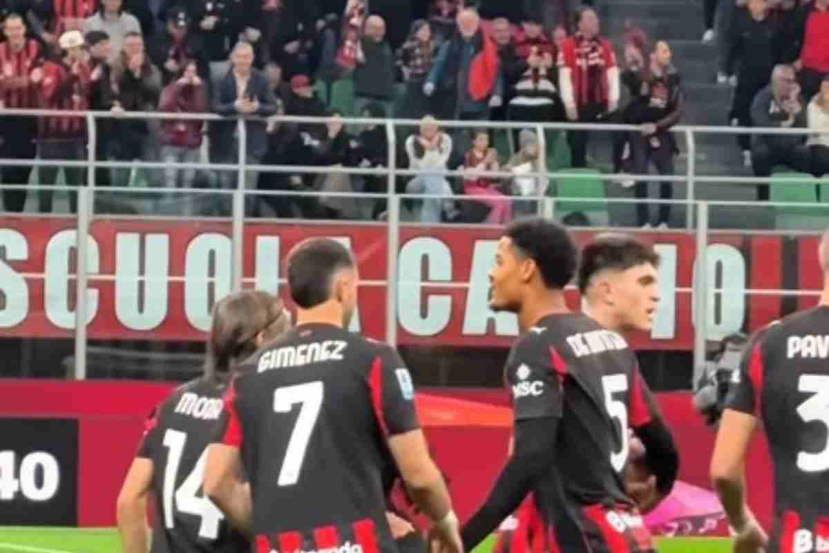 Giocatori del Milan e i tifosi sullo sfondo