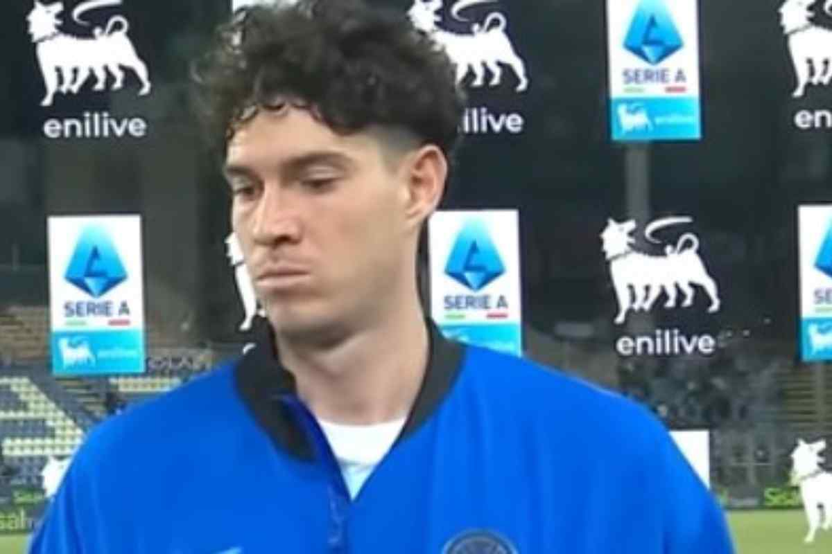 Alessandro Bastoni guarda in basso