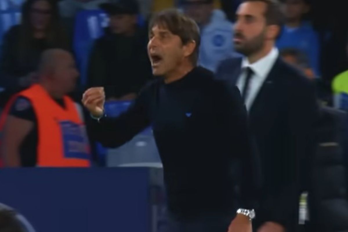 Antonio Conte agitato a bordo campo