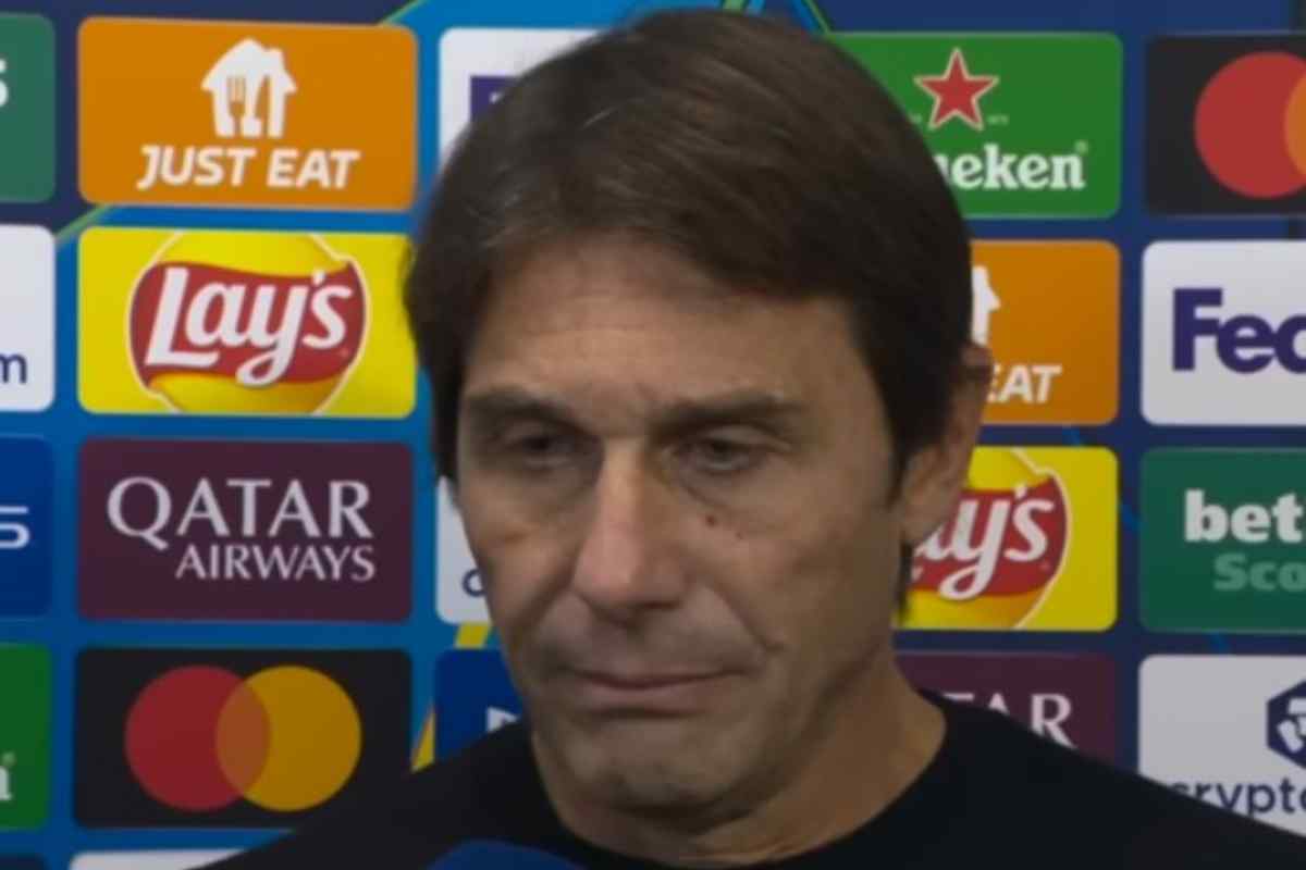 Antonio Conte con lo sguardo preoccupato