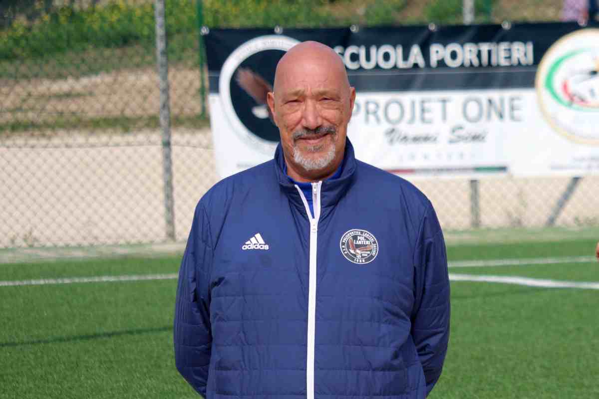 Franco Pinna sorridente in tuta