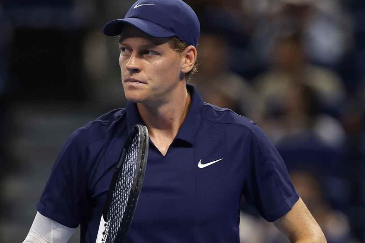 Jannik Sinner con lo sguardo preoccupato