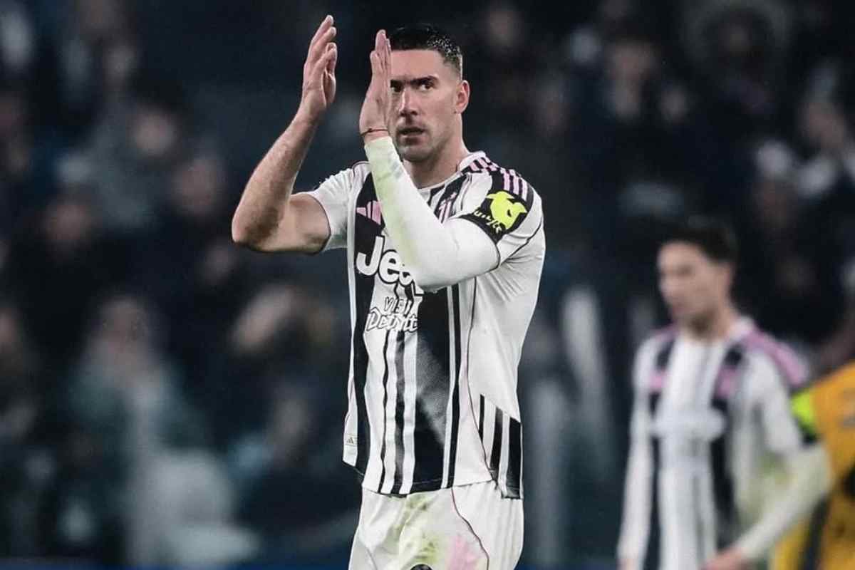 Dusan Vlahovic applaude in campo