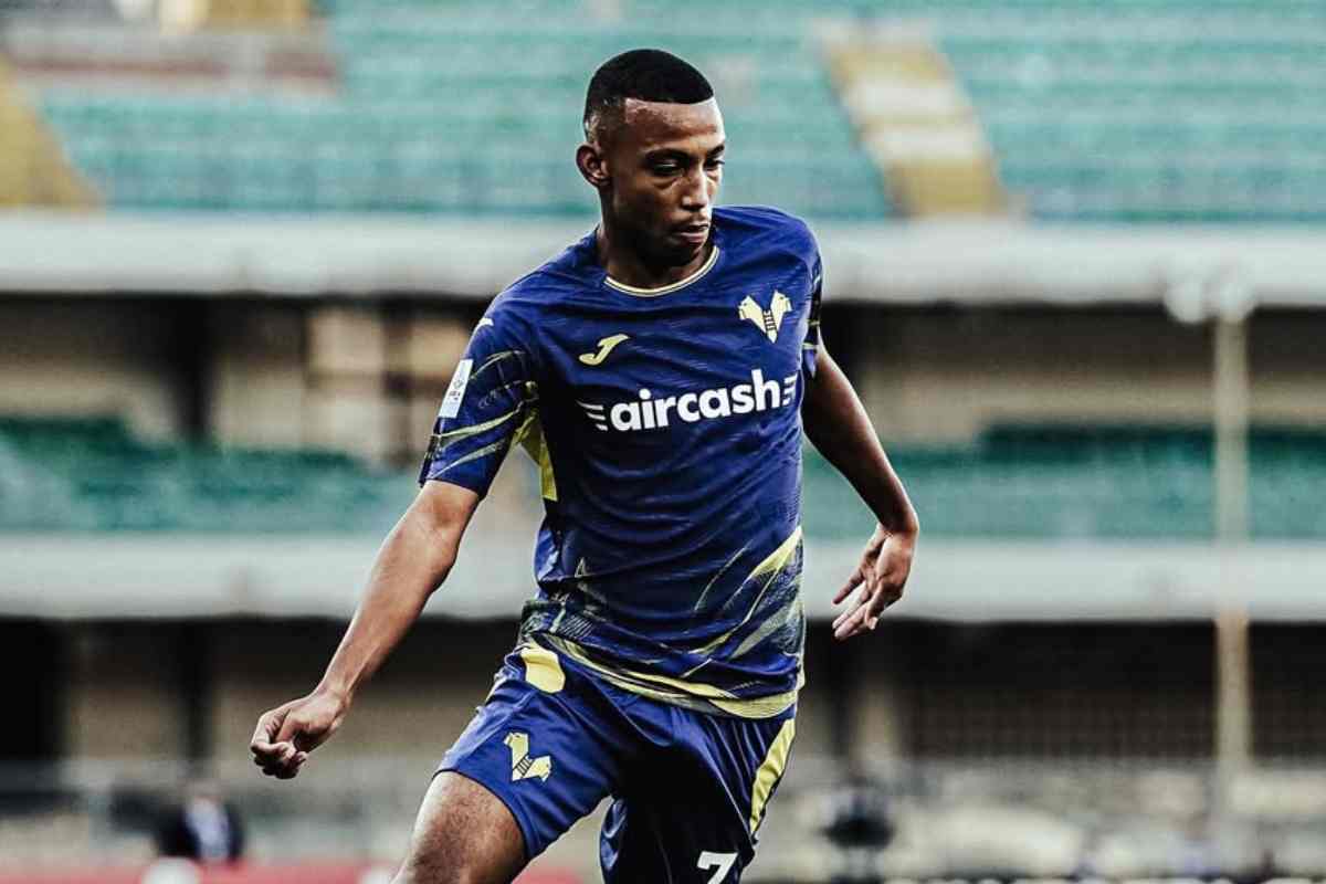 Rafik Belghali in campo con il Verona