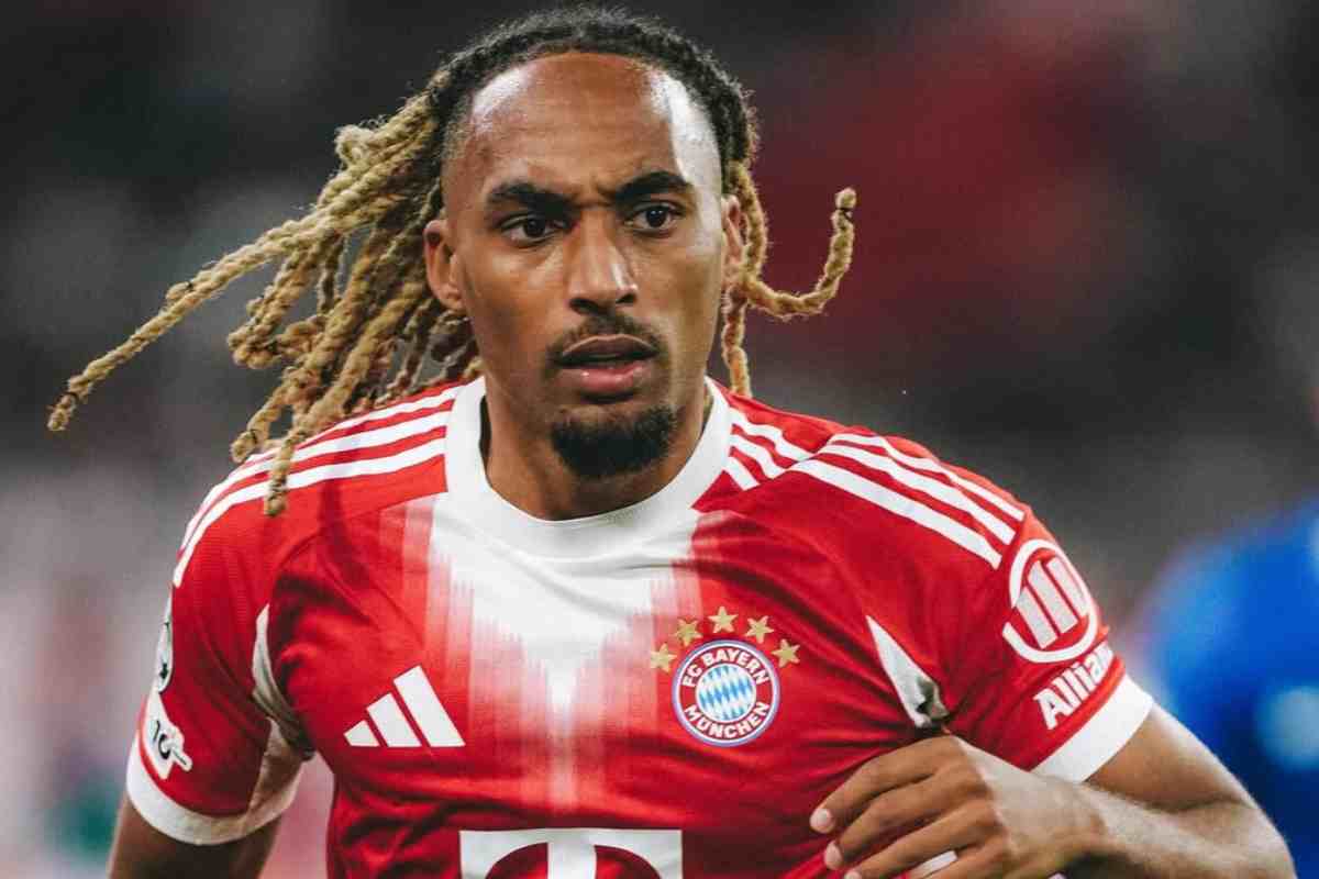 Sacha Boey in campo con il Bayern Monaco