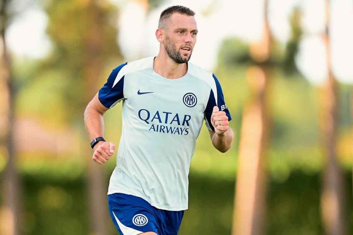 Stefan De Vrij si allena con l'Inter