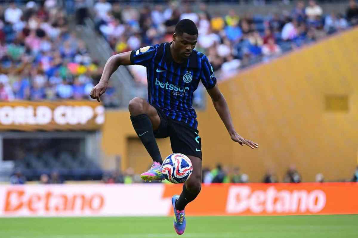 Denzel Dumfries controlla il pallone