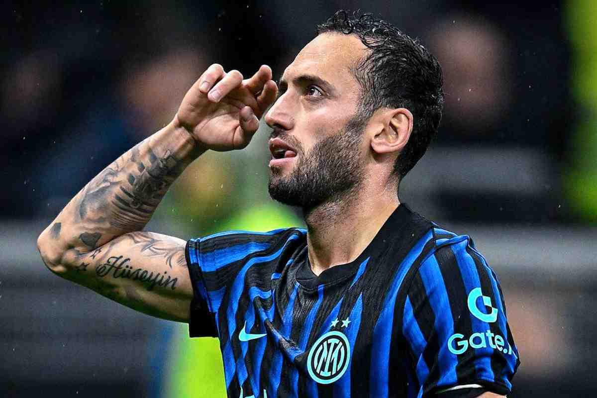 Hakan Calhanoglu lascia l'Inter