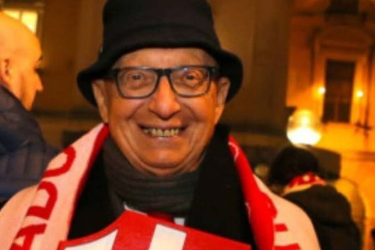 Mario Merighi sorridente con la sciarpa del Padova