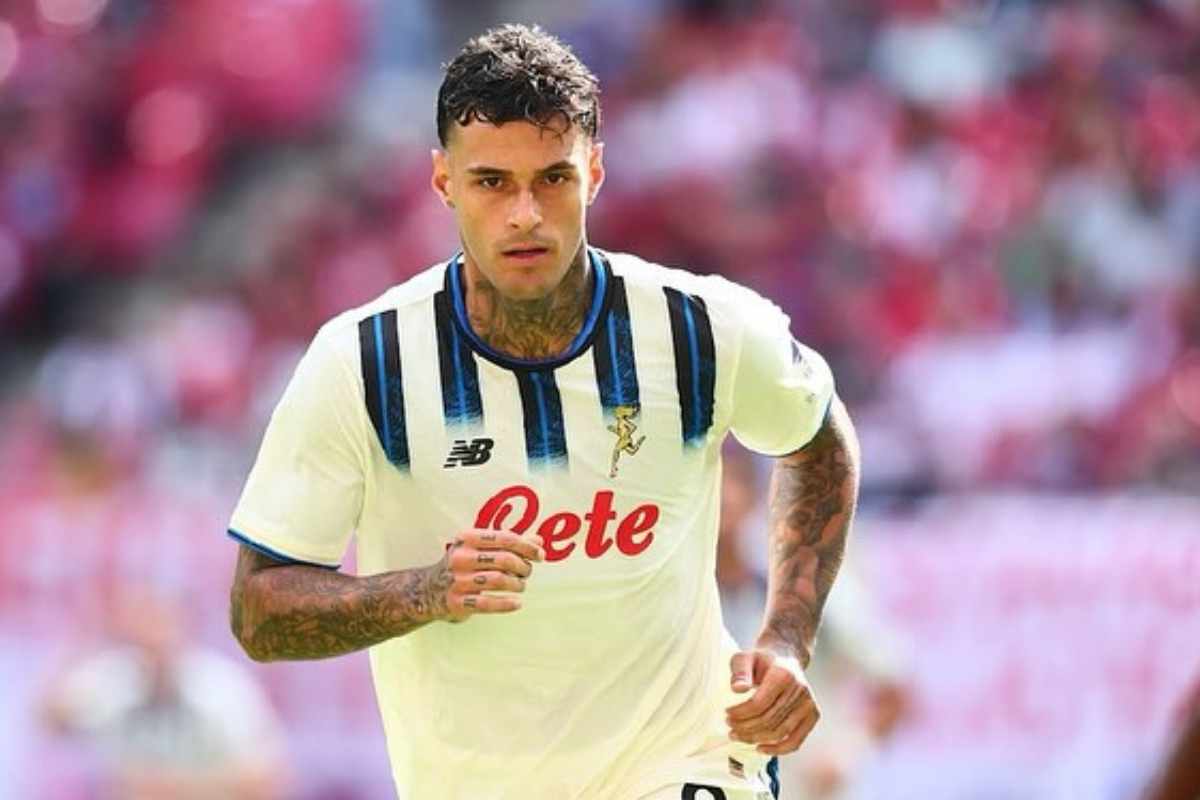 Gianluca Scamacca in campo con l'Atalanta
