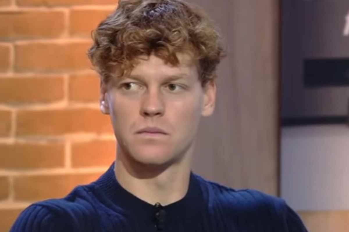Jannik Sinner con lo sguardo serio