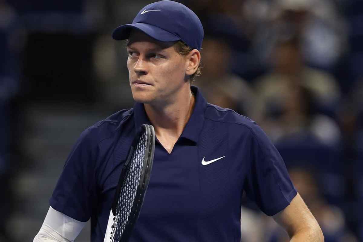 Jannik Sinner in campo durante un match