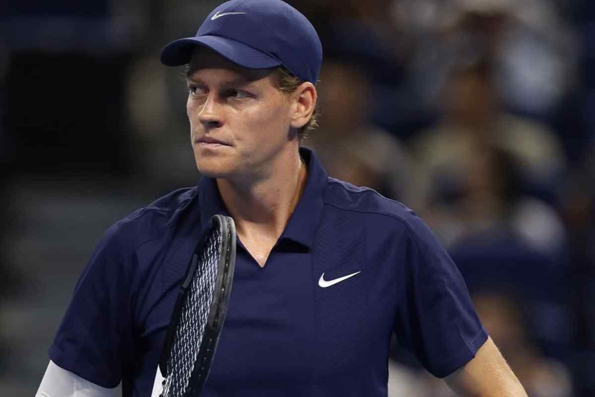 Jannik Sinner con lo sguardo preoccupato