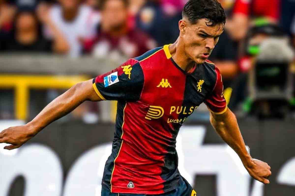 Valentin Carboni in campo con il Genoa
