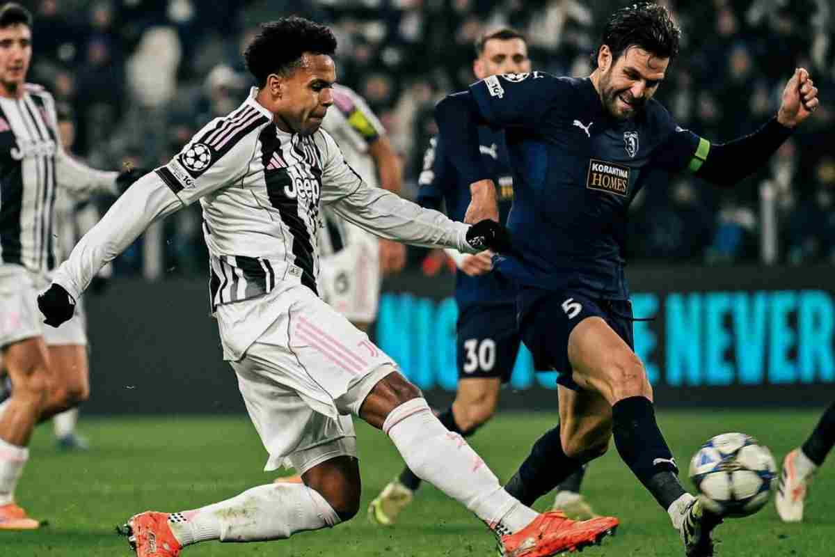 Weston McKennie calcia il pallone