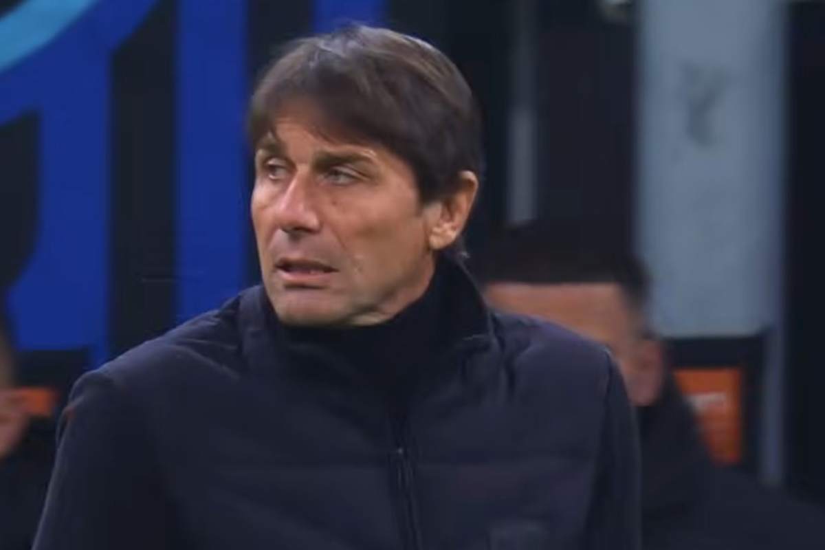 Antonio Conte a bordo campo durante un match