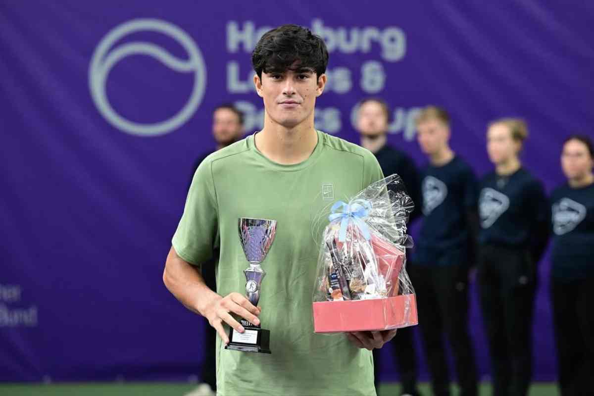 Federico Cinà tiene in mano un premio