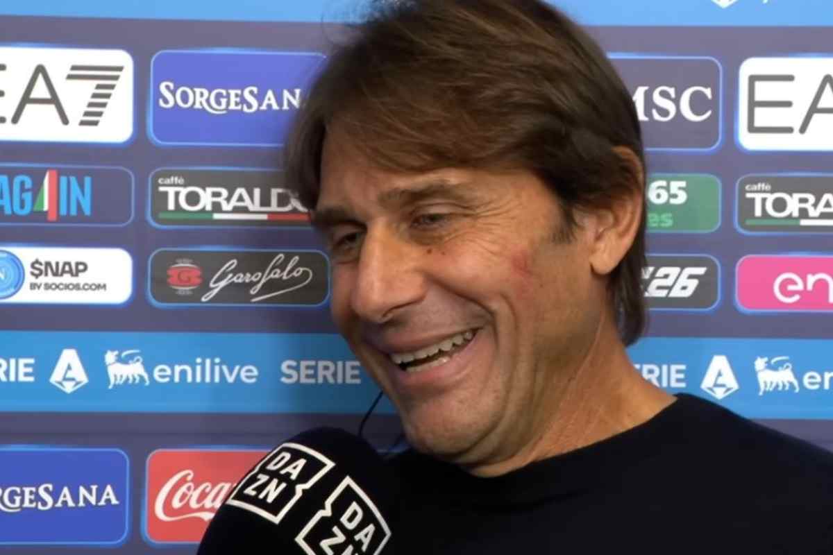 Antonio Conte sorride ai microfoni di DAZN