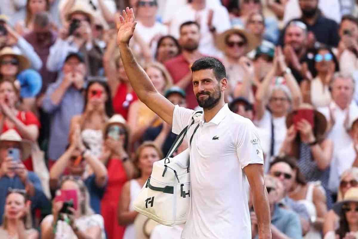 Novak Djokovic saluta il pubblico dopo un match