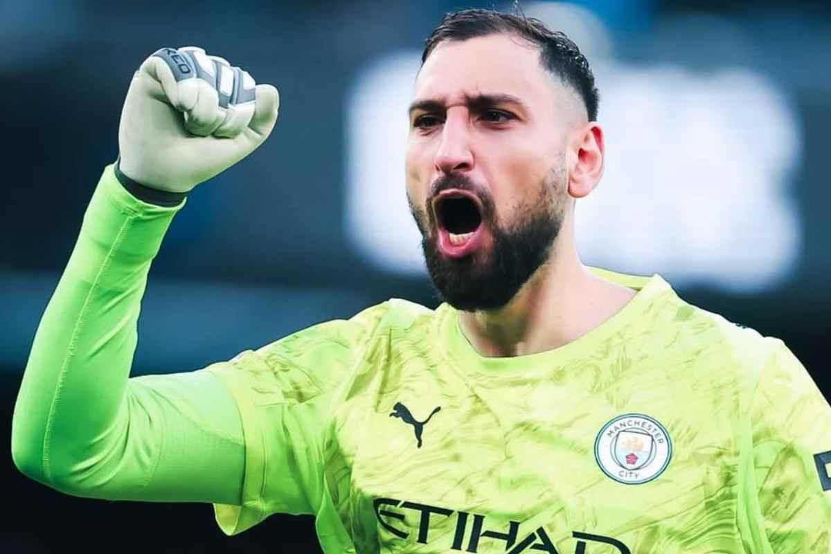 Gigio Donnarumma con il pugno alzato
