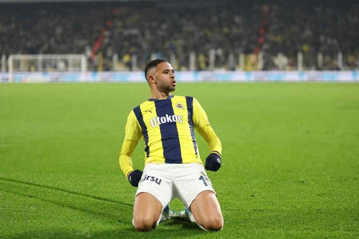 Youssef En-Nesyri scivola sul prato dopo un gol con il Fenerbahce