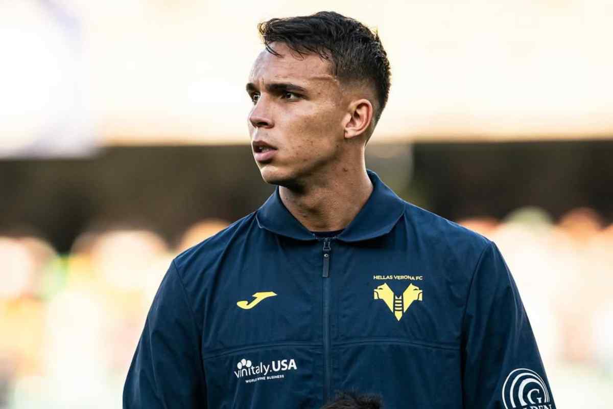 Giovane in campo con il Verona