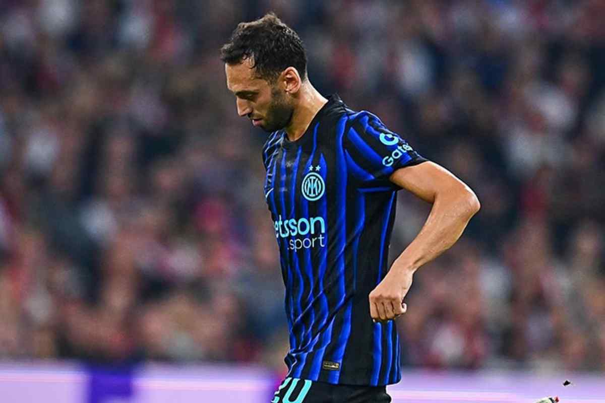 Hakan Calhanoglu durante un match con l'Inter