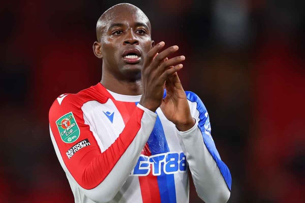 Jean-Philippe Mateta applaude in campo