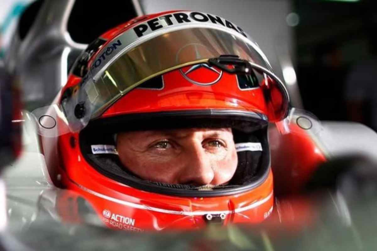 Michael Schumacher al volante con il casco