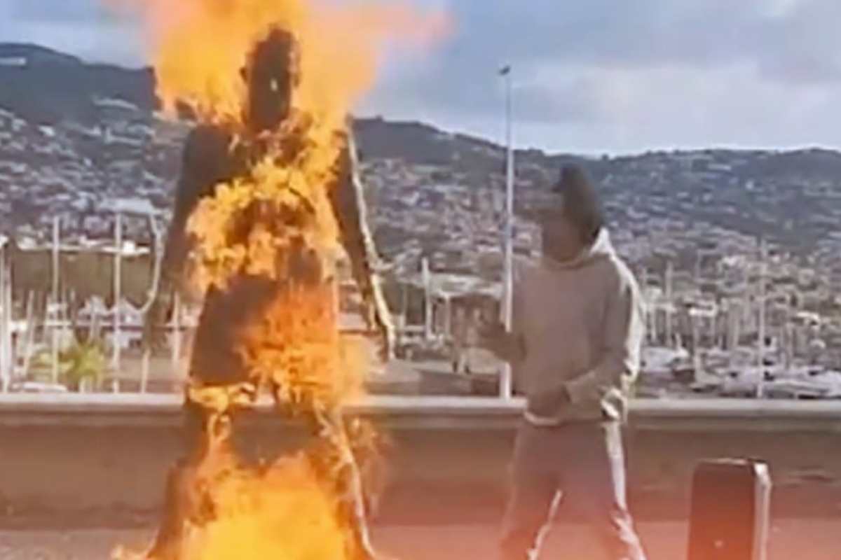 Statua di Cristiano Ronaldo in fiamme