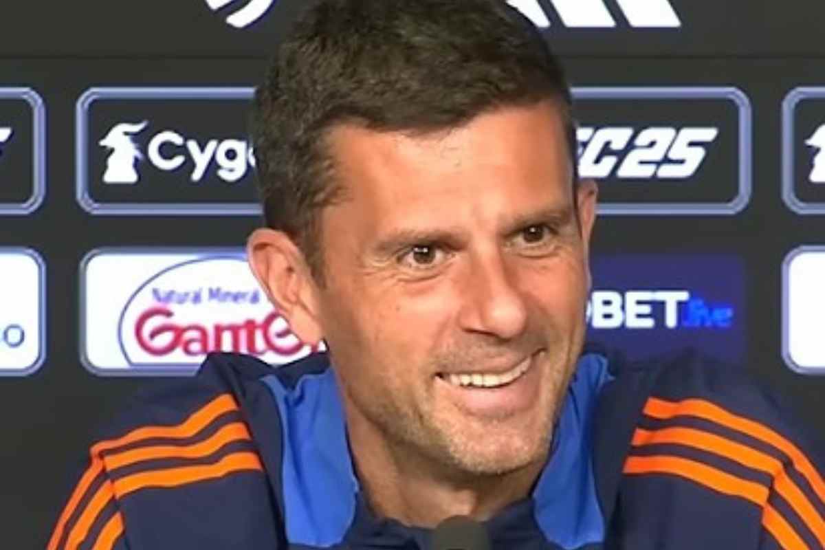 Thiago Motta sorride durante una conferenza stampa