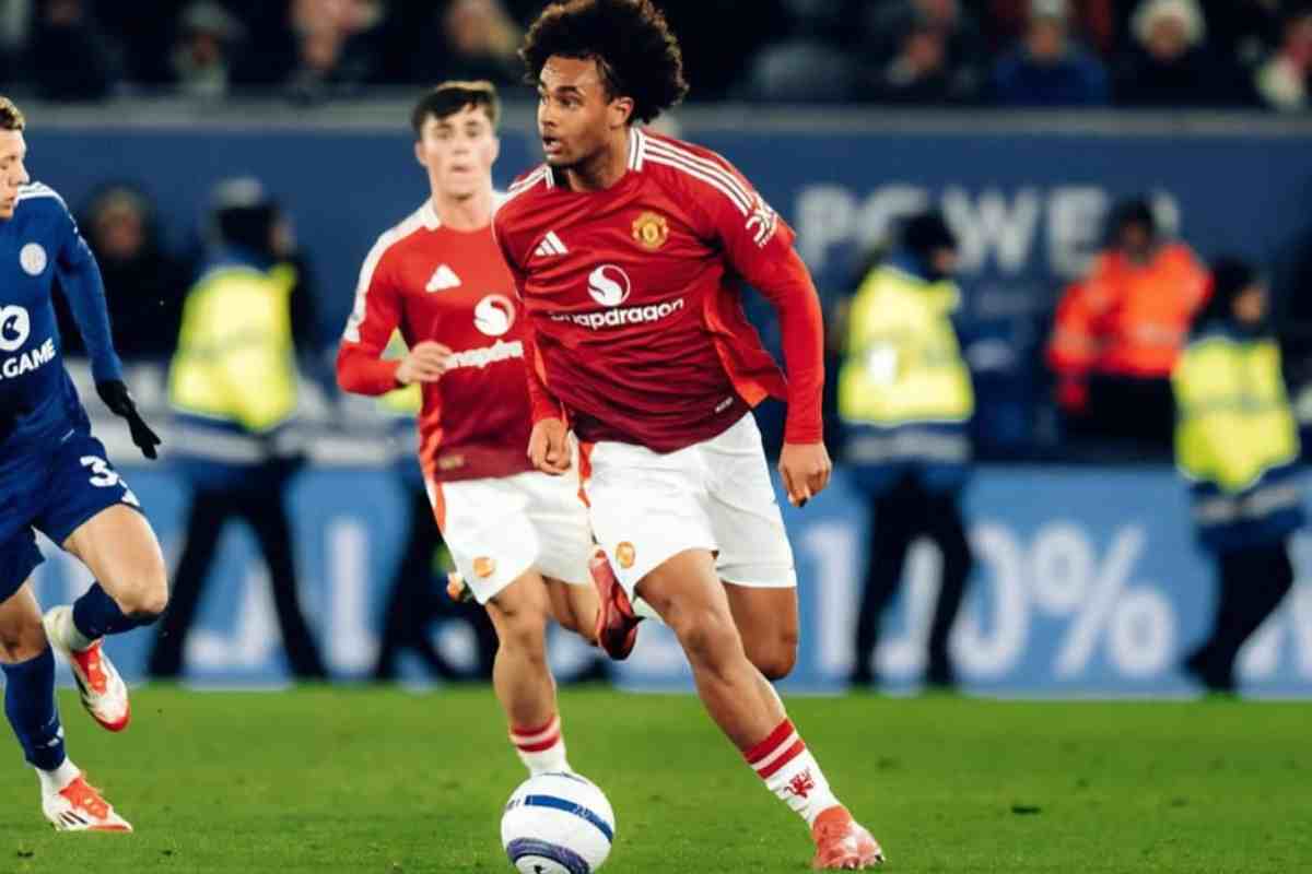 Joshua Zirkzee in campo con il Manchester United