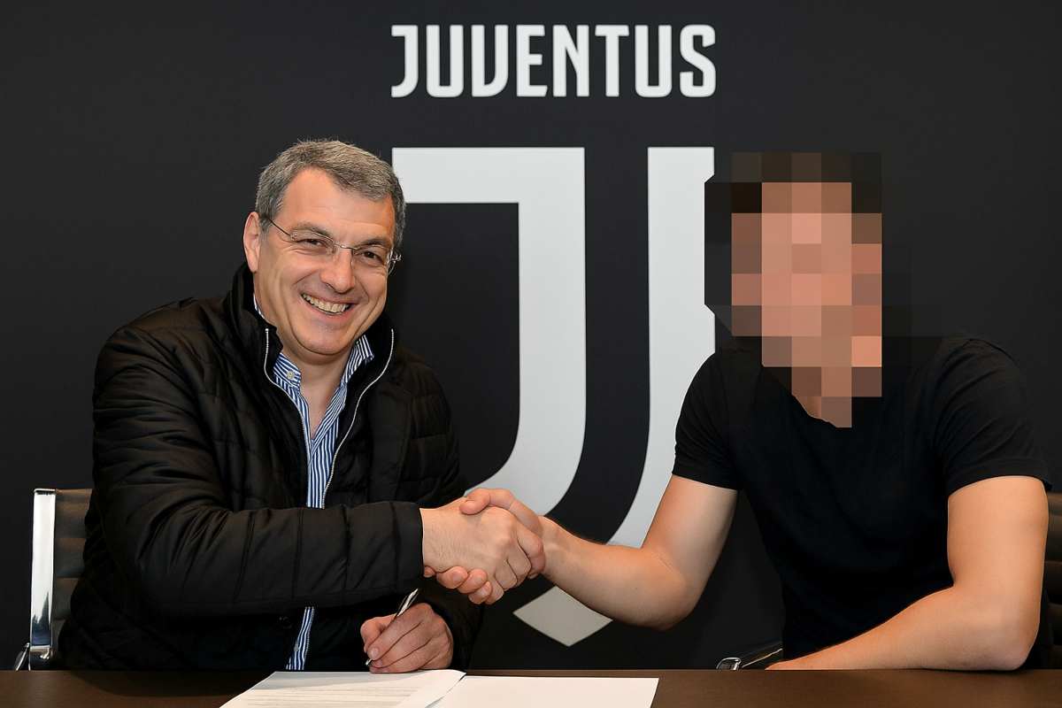 Comolli stringe la mano ad un nuovo acquisto senza volto