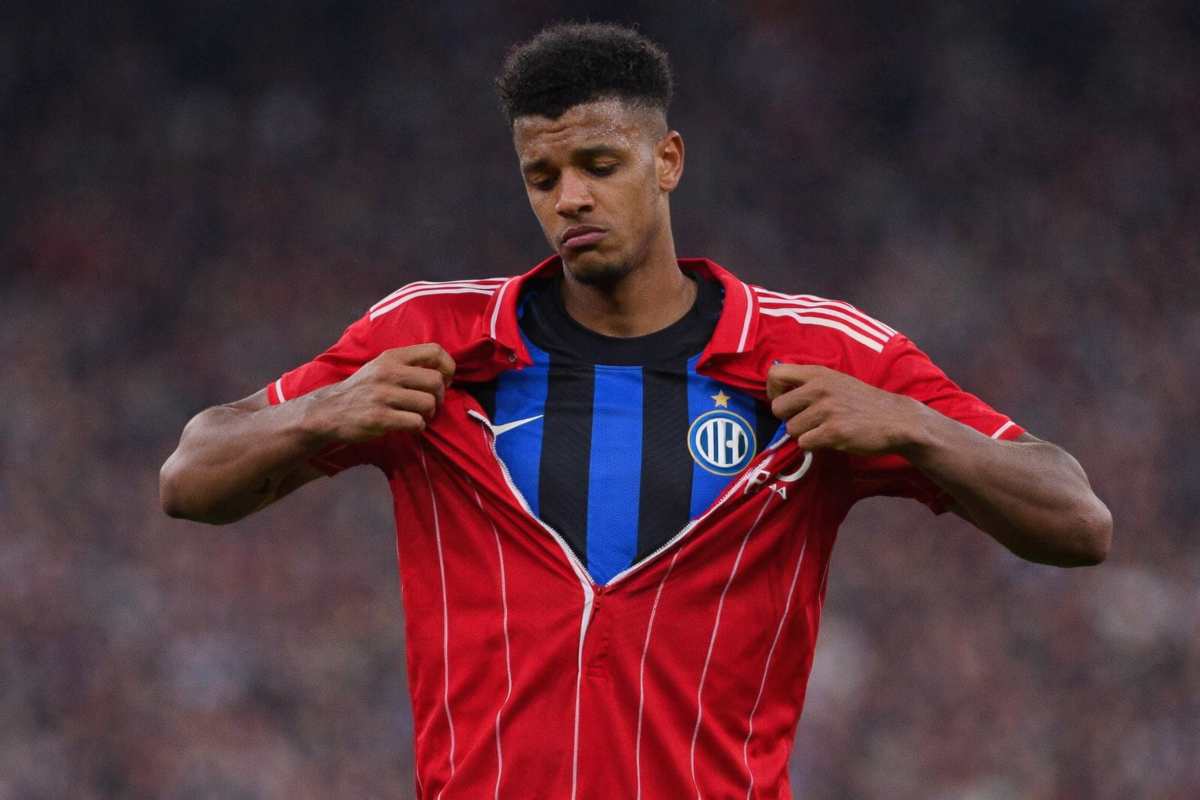 Ndoye si strappa la maglia del Nottingham e sotto si vede quella dell'Inter