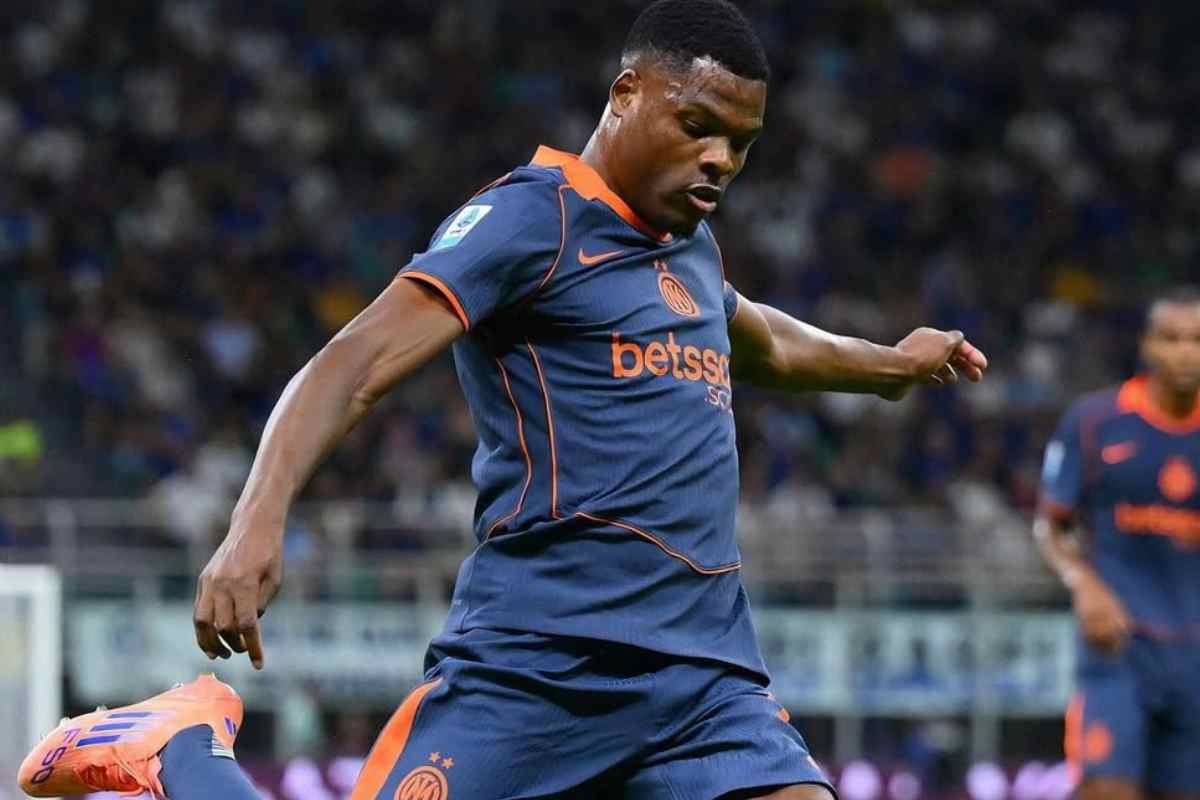 Denzel Dumfries in campo con l'Inter