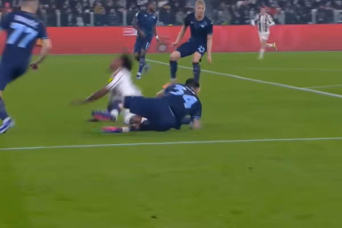 Contatto tra Cabal e Gila durante Juventus-Lazio