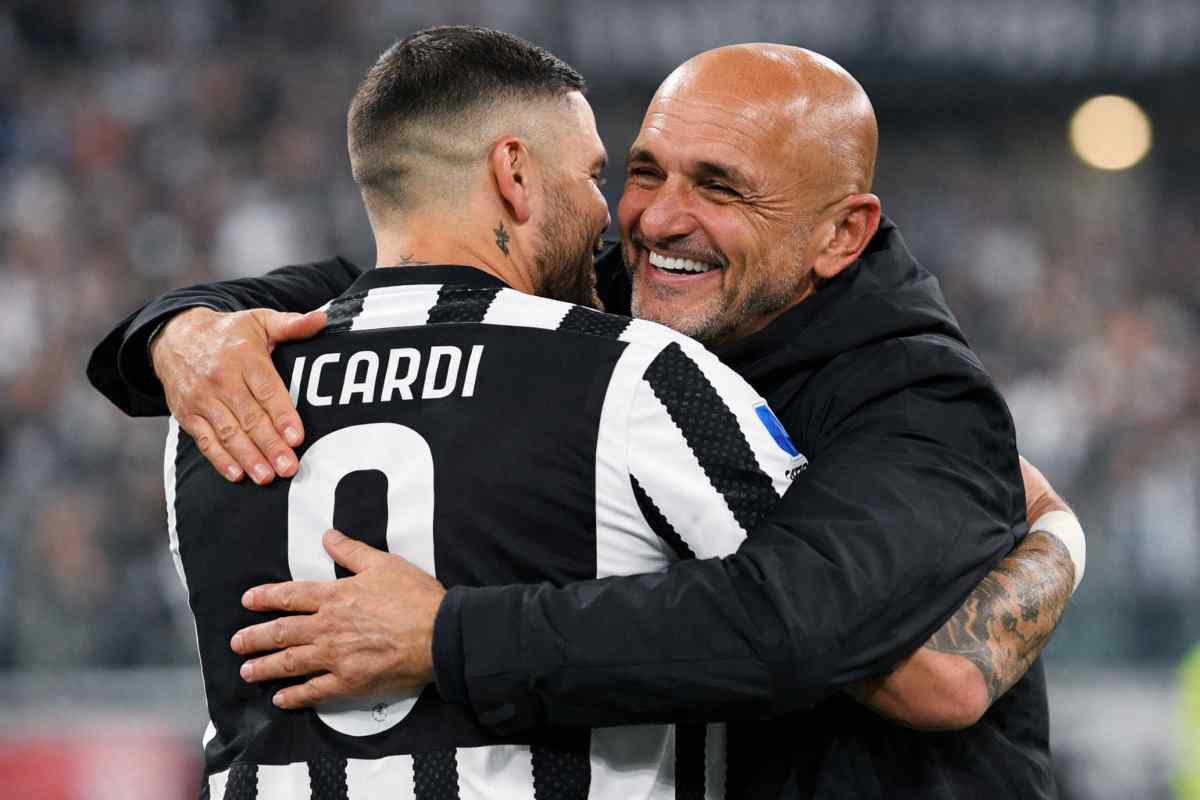 Icardi con la maglia della Juve abbraccia Luciano Spalletti
