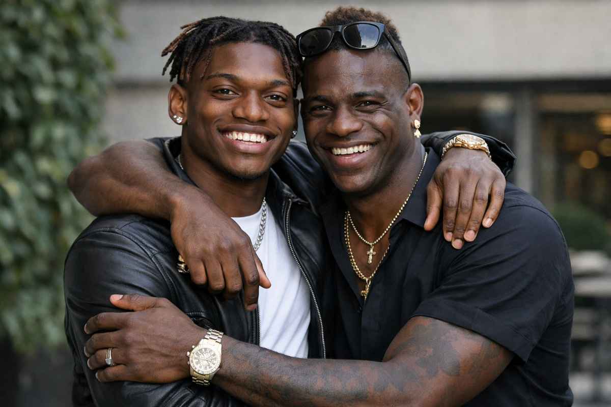 Leao e Balotelli si abbracciano sorridenti