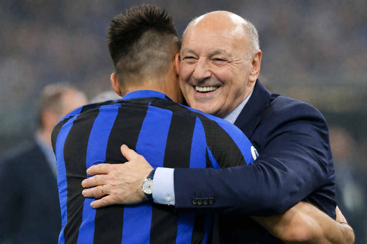 Marotta abbraccia sorridente un giocatore dell'Inter