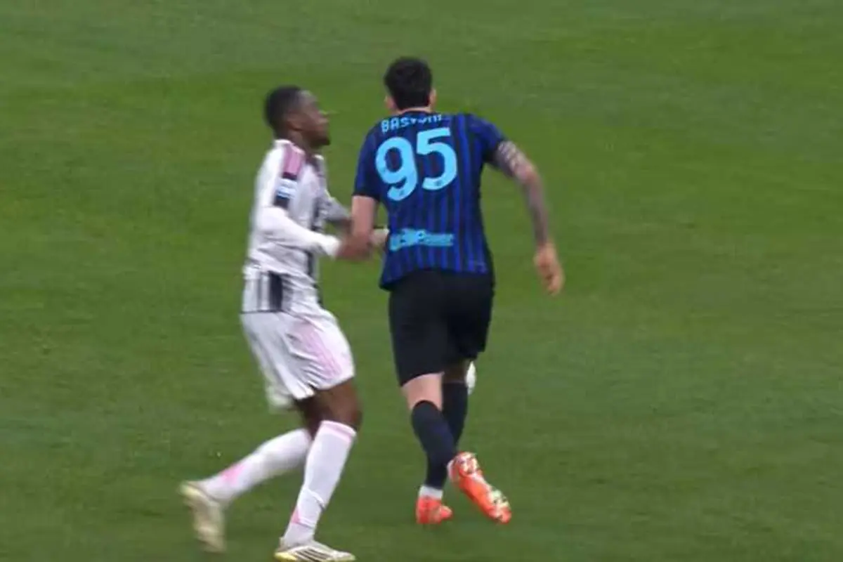 Il fallo che ha portato alla seconda ammonizione di Kalulu in Inter-Juve