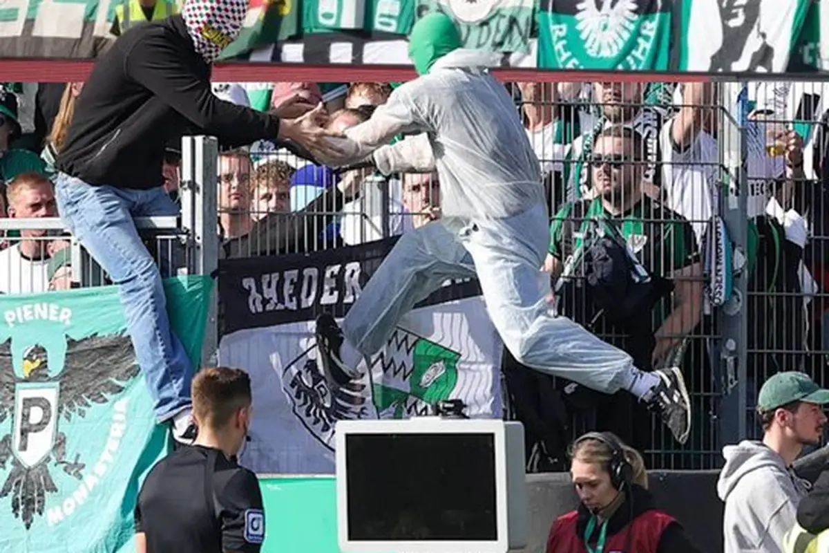 Assalto al Var durante una partita di Zweite Bundesliga
